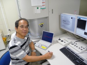 NB5000型FIB-SEM(集束イオン/電子ビーム加工観察装置)の前にて