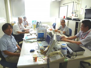 早稲田大学ナノテクノロジープラットフォームの技術スタッフの皆様(事務室にて)