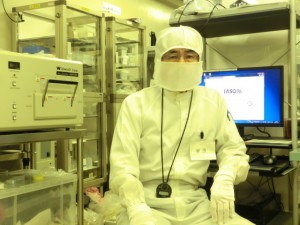 データ処理PCの前で