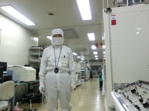 クリーンルームで作業中